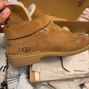 Uggs short booty